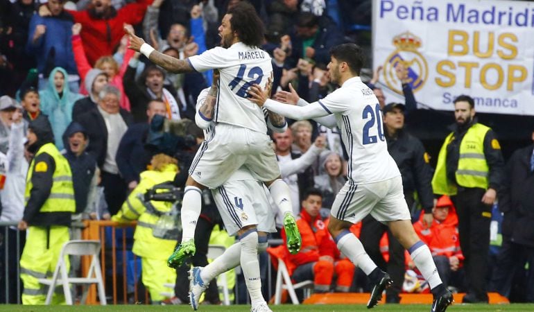 El defensa brasileño del Real Madrid Marcelo Vieira (c) celebra su gol marcado ante el Valencia, el segundo del conjunto blanco, durante el partido correspondiente a la trigésimo quinta jornada