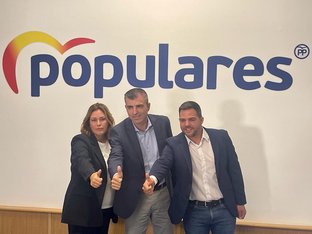 Astrid Pérez y Jacobo Medina flanqueando a Manuel Domínguez, presidente del PP en Canarias.