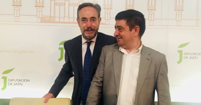 El consejero de Fomento, Felipe López (izqda) y el presidente de la Diputación, Francisco Reyes (dcha), antes de la rueda de prensa.