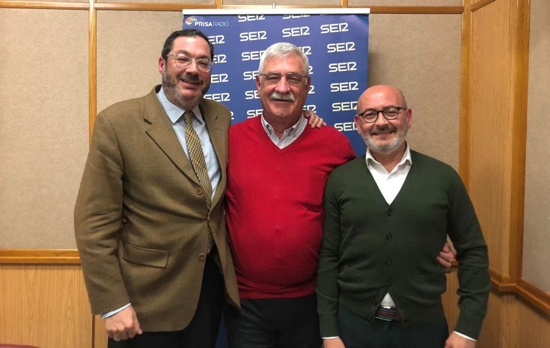 De izquierda a derecha, Miguel Genebat, exhermano mayor de Santa Cruz; Manuel Bermudo, exhermano mayor de San Benito; y José de Anca, exhermano mayor del Cerro del Águila