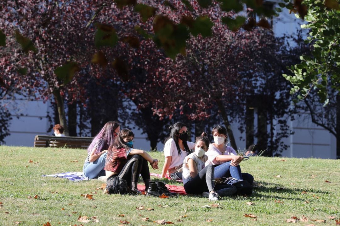 Varias estudiantes en un parque  