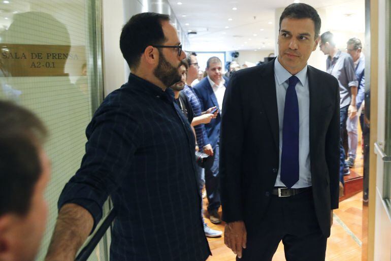 El secretario general del PSOE, Pedro Sánchez, tras una rueda de prensa ofrecida en el Congreso