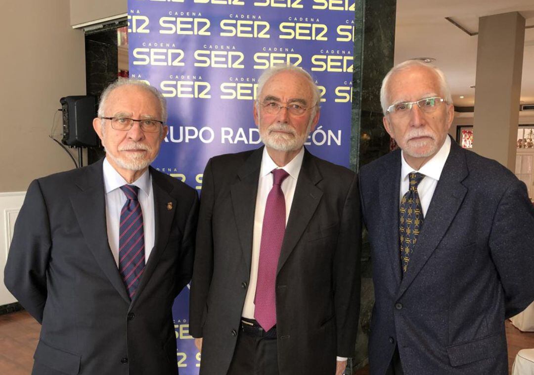 Luis Mateo Díez, a la derecha, junto a José María Merino y Juan Pedro Aparicio, durante una entrega del premio &#039;Leonés del Año&#039;