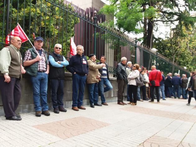 Los pensionistas rodenado el Banco de España. Oviedo, esta mañana