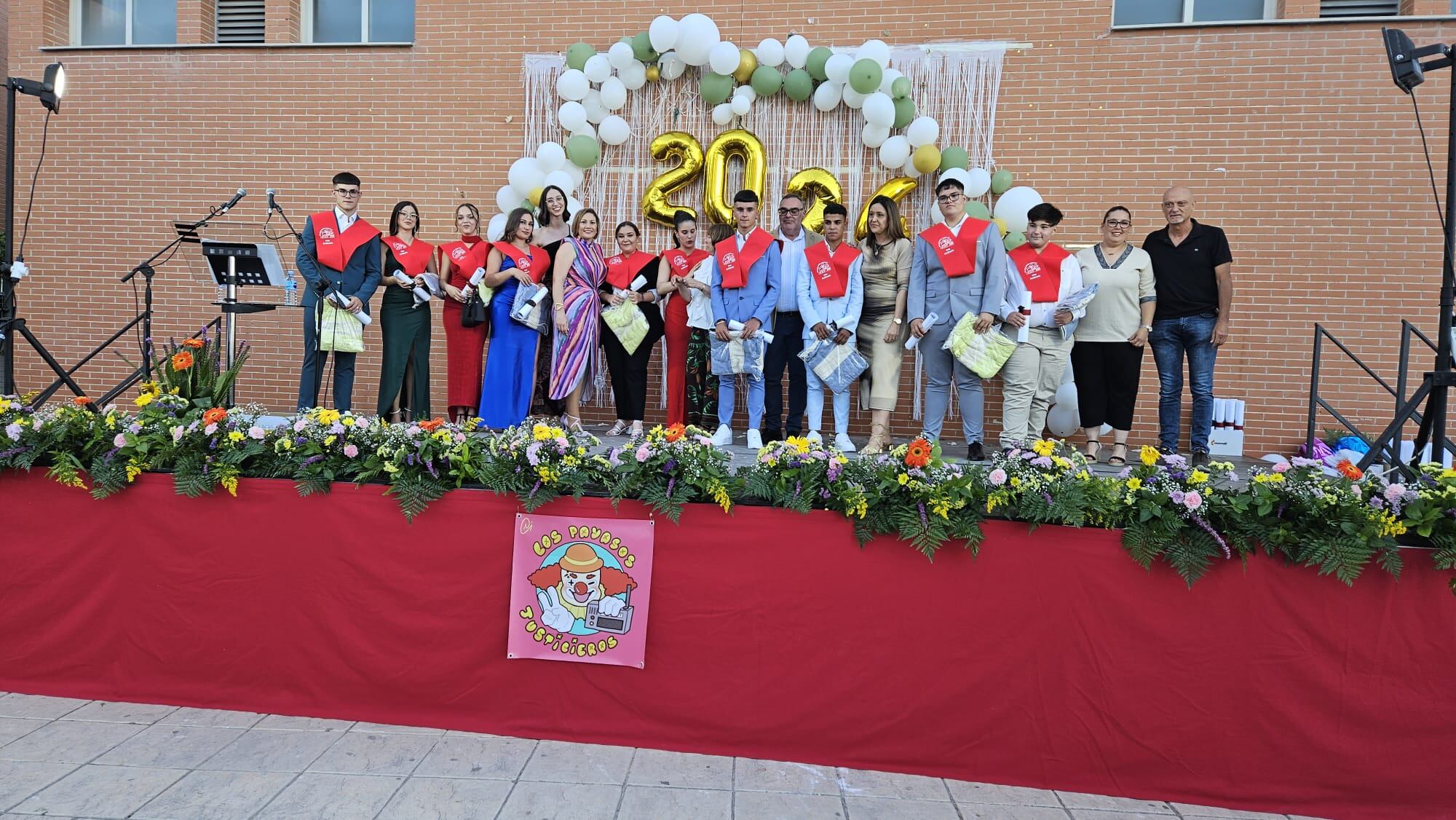 Foto de familia con los graduados/as del ciclo de FP Básica Agro-Jardinería y Composiciones Florales