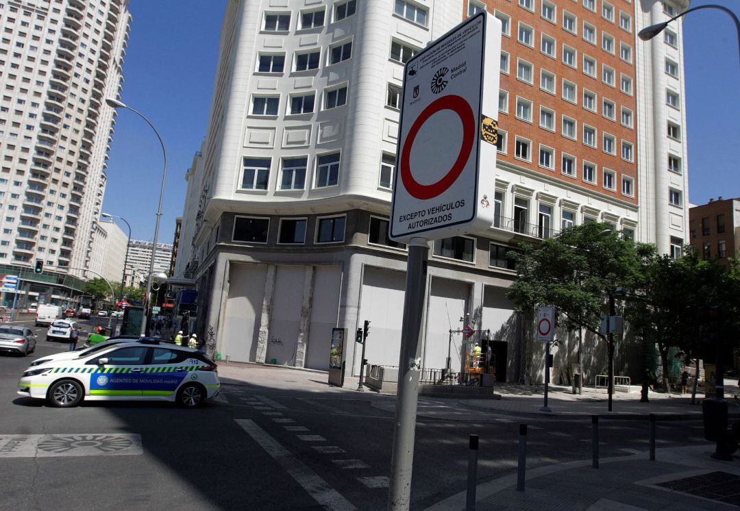 Un cartel de Madrid Central en Plaza España, en Madrid. Mientras el nuevo alcalde de Madrid, José Luis Martínez-Alemida y el presidente del PP, Pablo Casado, mantienen que la restricción de tráfico ha aumentado la contaminación, los datos de las propias estaciones de medición muestran que la polución ha disminuido en la capital.