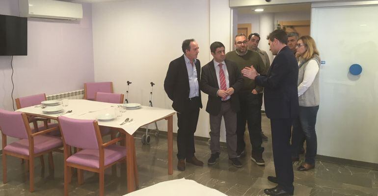 El presidente de Diputación, Francisco Reyes, visita las nuevas instalaciones de Aspramif, junto a su presidente, Felipe Extremera.