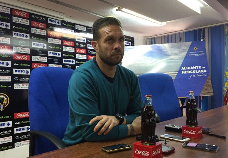 Luis García Tevenet, entrenador del Hércules CF, en la sala de prensa del Rico Pérez