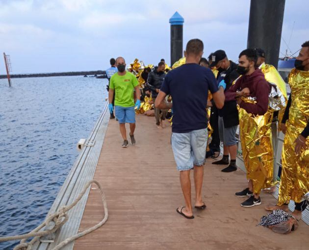 Algunos de los migrantes que viajaban en la patera.