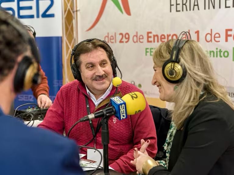 El periodista José Luis Capilla, durante más de cuarenta años voz de referencia en la radio y cronista de la vida cotidiana de la comarca, ha fallecido dejando un profundo vacío entre compañeros, instituciones y vecinos