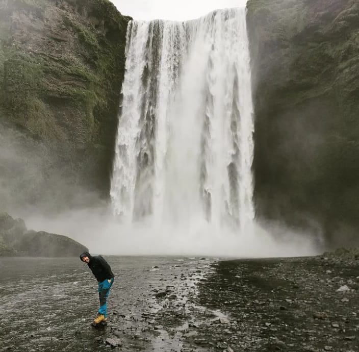 José Quiles con la espectacular cascada al fondo