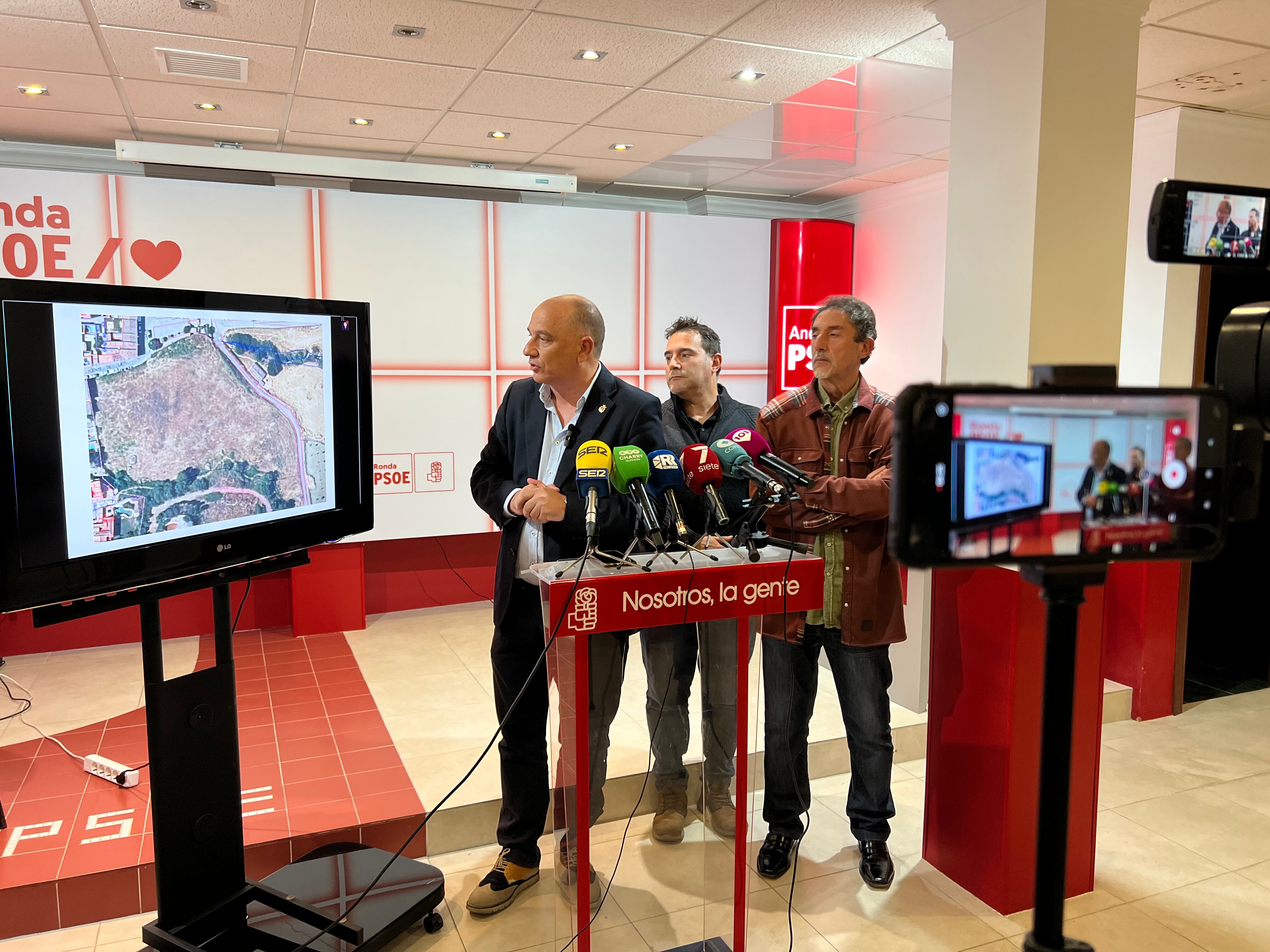 El candidato socialista junto a dos componentes de la ejecutiva local en la sede del PSOE de Ronda