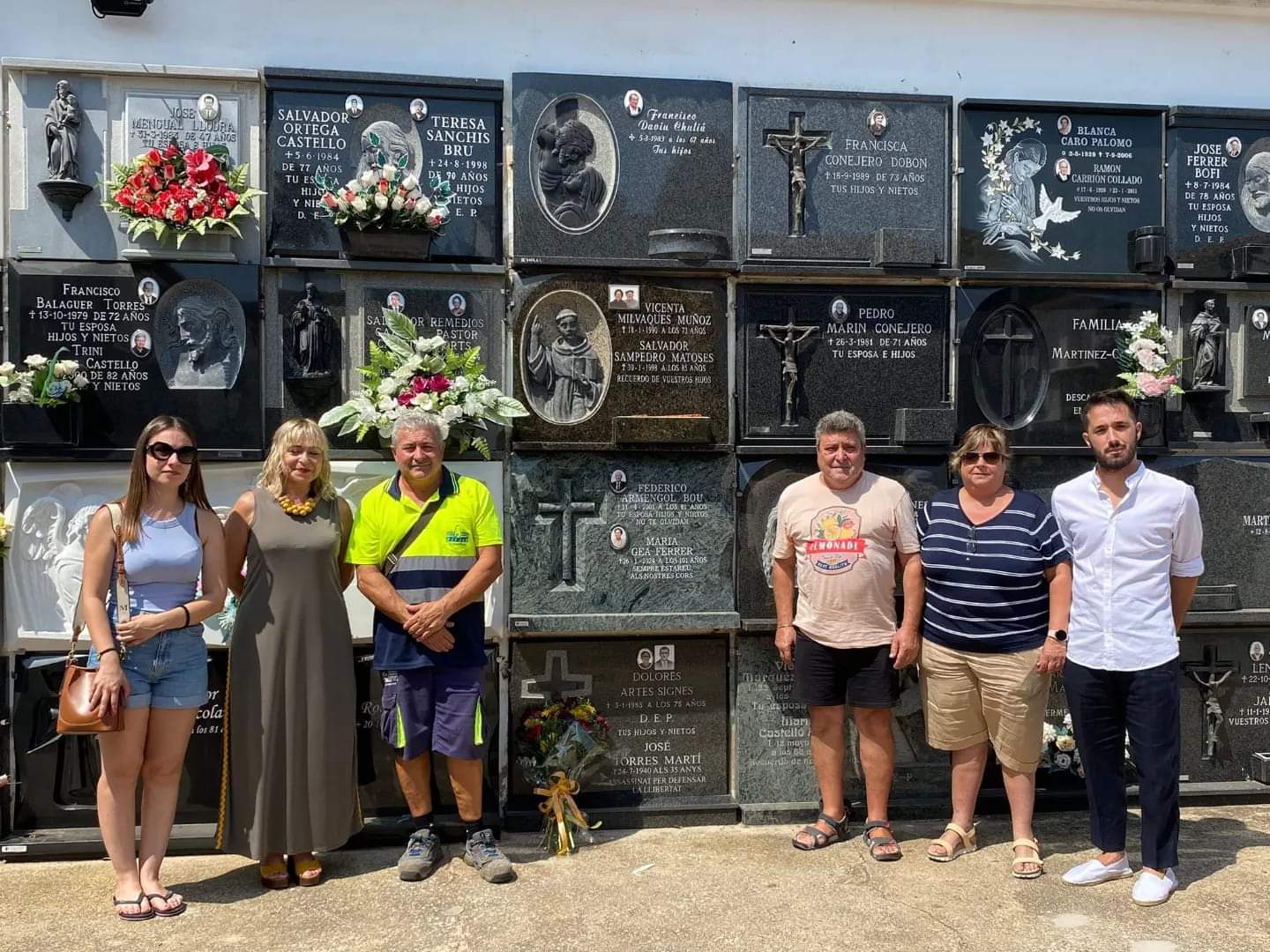 Familiares del exalcalde, la diputada en les Corts Valencianes Nathalie Torres, y los concejales de Compromís per Xeraco Jacinta Rubio y Josep Montilla durante el acto homenaje a José Torres.