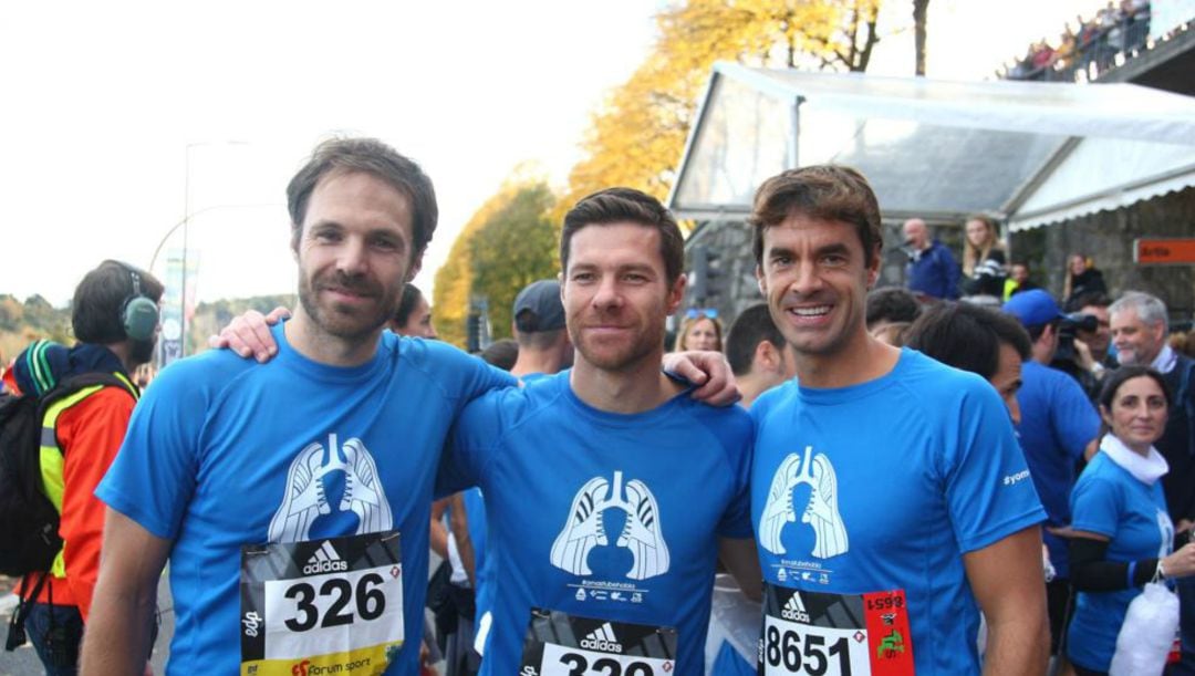 Xabi Prieto posa en la salida con Xabi Alonso y Mikel Alonso