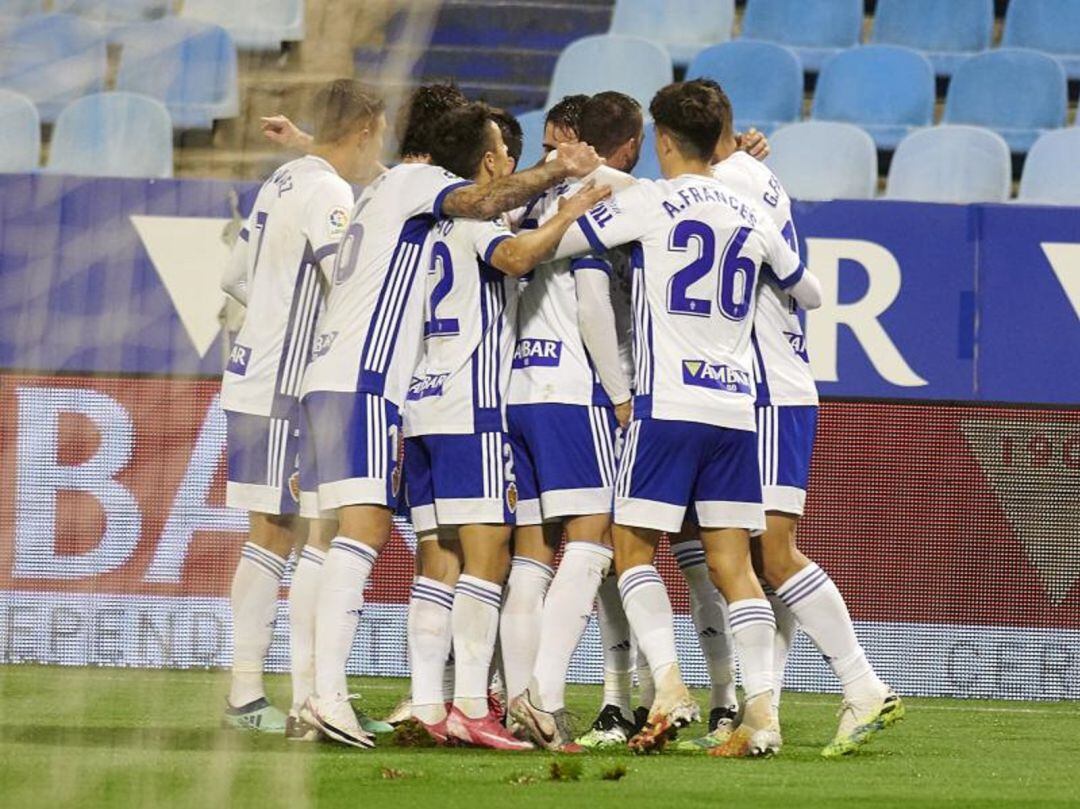 Los jugadores del Real Zaragoza celebran el primer gol al Oviedo