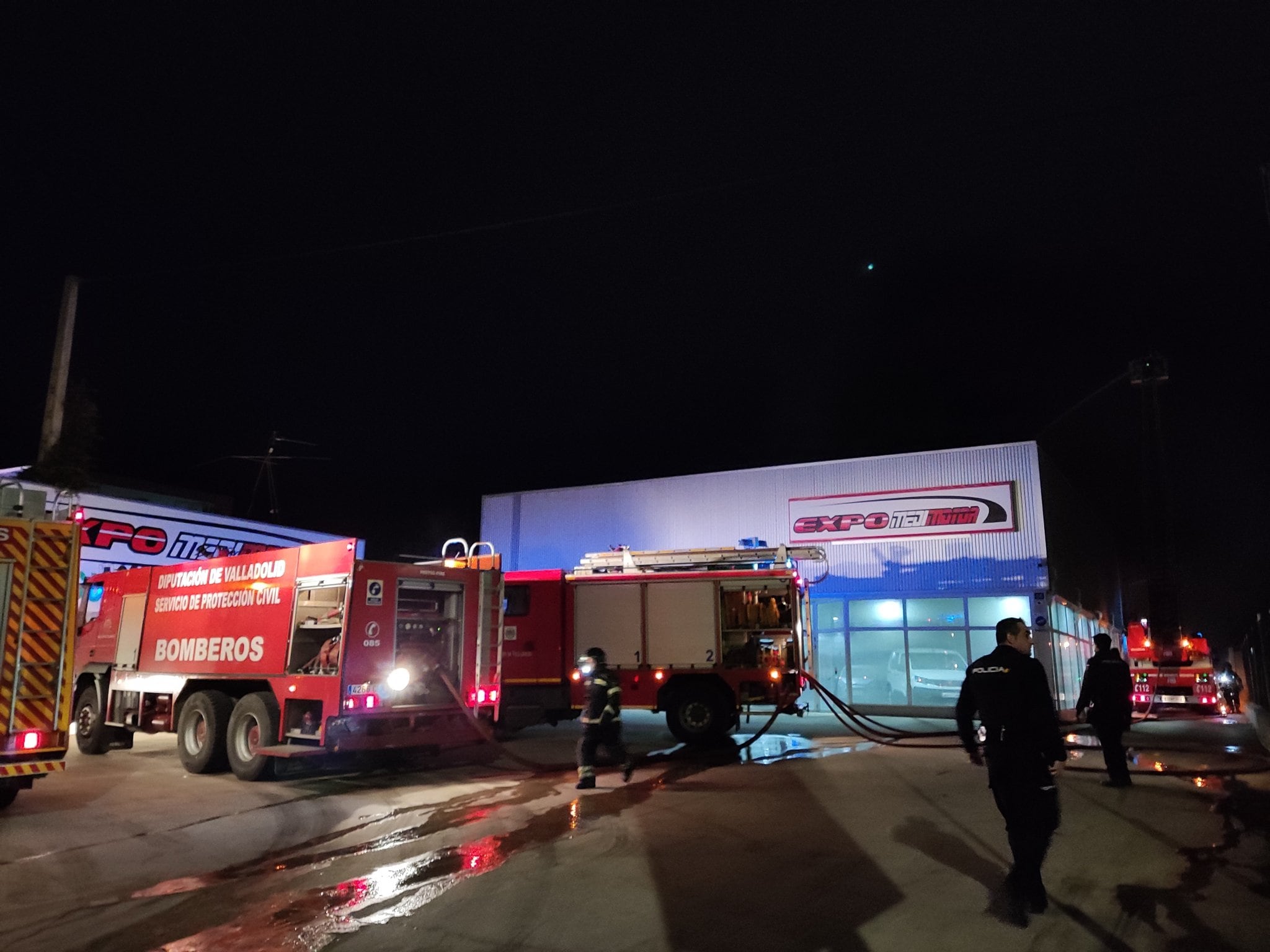 Los Bomberos de Diputación tratan de sofocar el incendio de una nave industrial en Medina del Campo