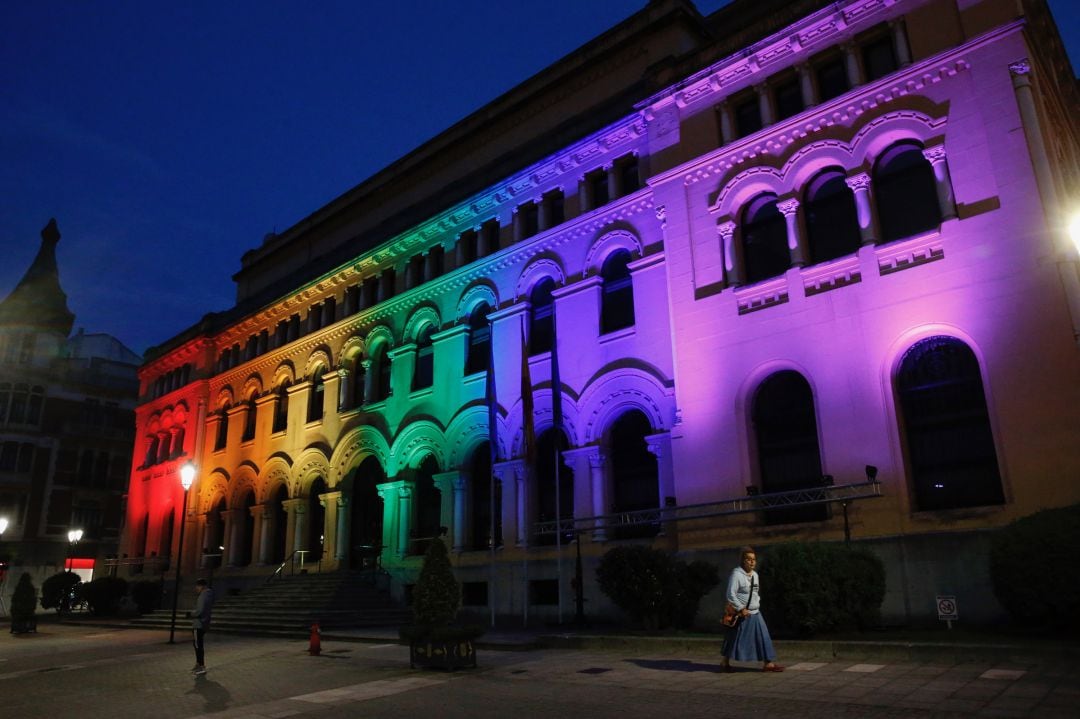 La sede de la Presidencia del Gobierno de Asturias luce desde el Domingo iluminada con los colores del arcoíris