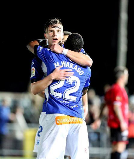 Los jugadores del Alavés celebrando uno de los goles