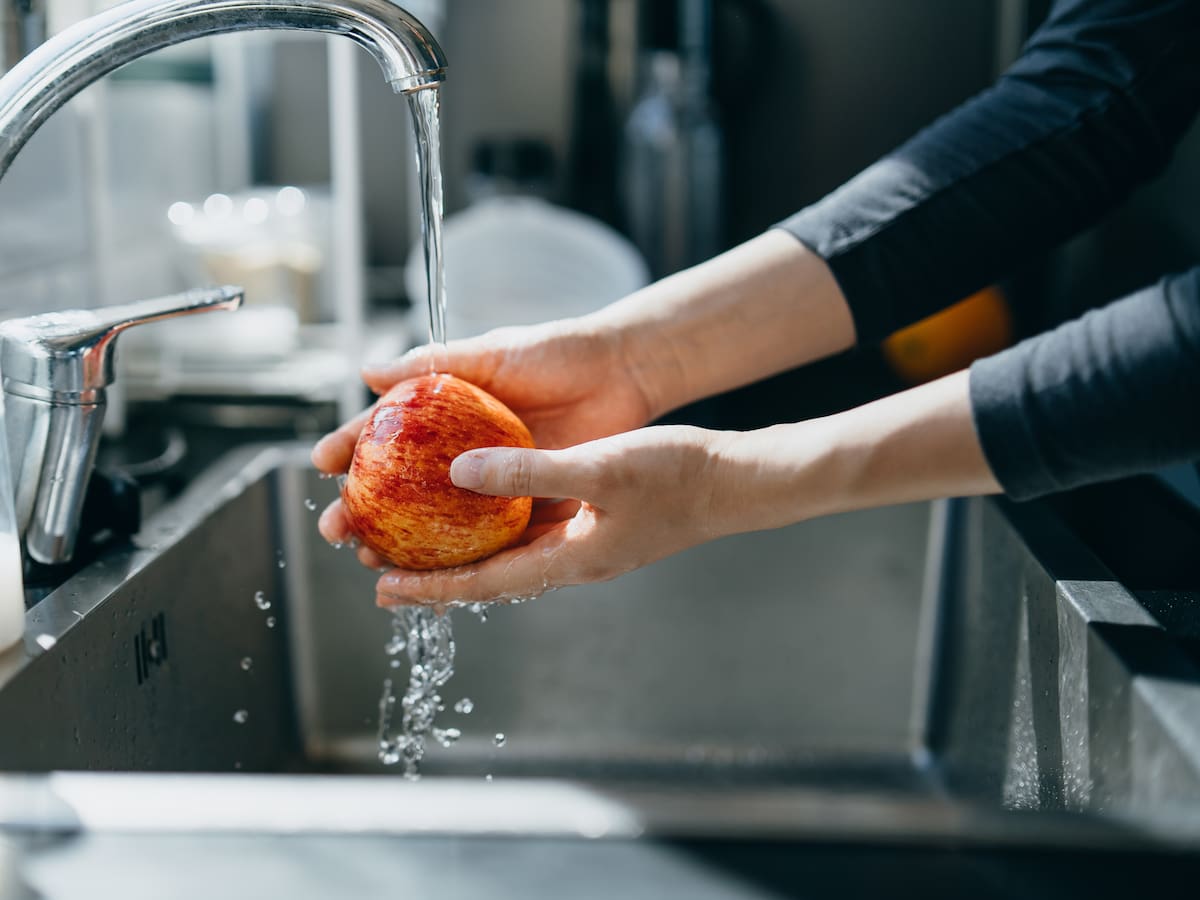 Esto es lo que dicen los expertos sobre el hábito de lavar frutas y verduras para eliminar pesticidas y químicos