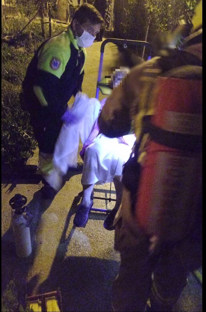 Una de las personas asistidas tras el incendio en un inmueble de Alicante