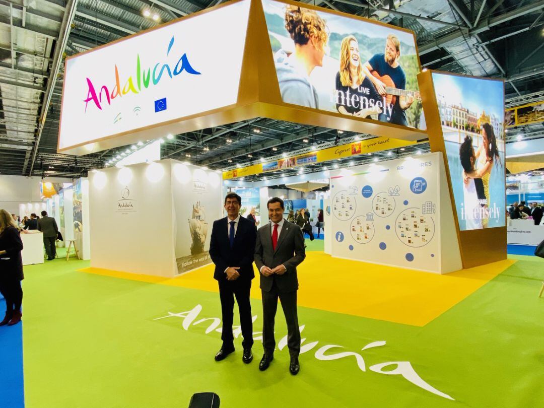 Moreno y Marín en el expositor de Andalucía en la WTM (Londres-Reino Unido)