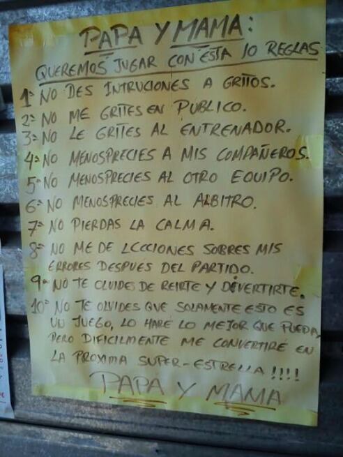 Cartel de las normas en el campo de la UD Palo Blanco