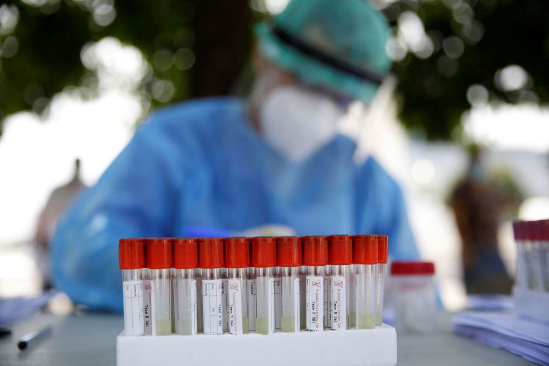  Personal médico realiza pruebas de COVID-19 