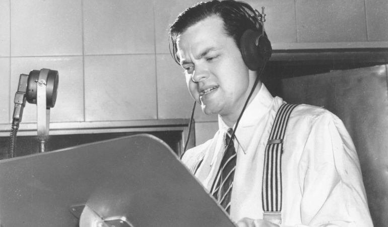 Orson Welles durante la emisión radiofónica de 'La guerra de los mundos'
