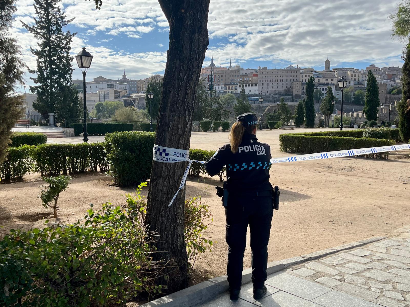 Una agente de la Policía Local de Toledo procede al cierre del parque de Sisebuto