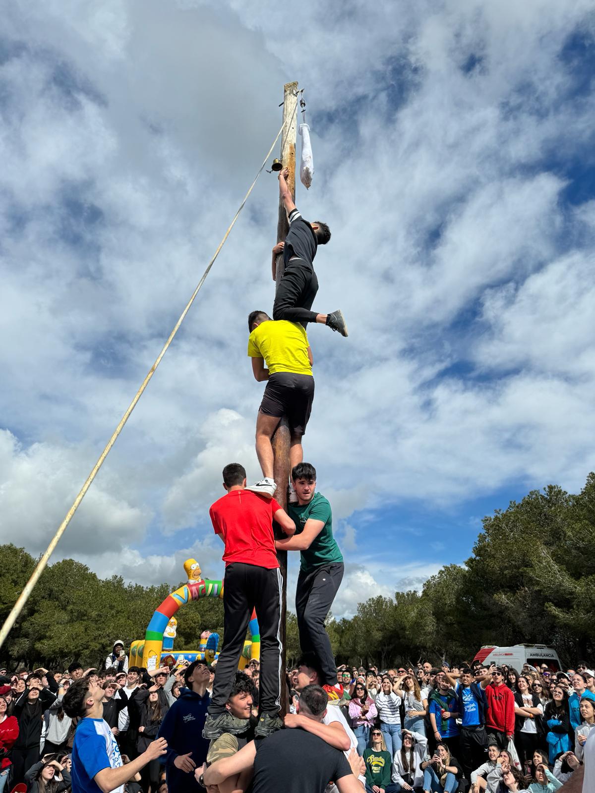 La subida al mallo era una de las actividades más destacadas. Foto: Ayuntamiento de Binéfar