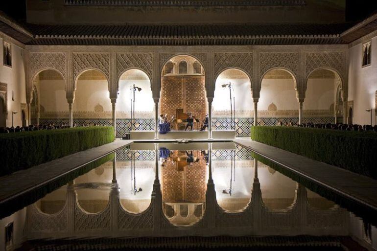 Espectáculo en el Patio de los Arrayanes de La Alhambra