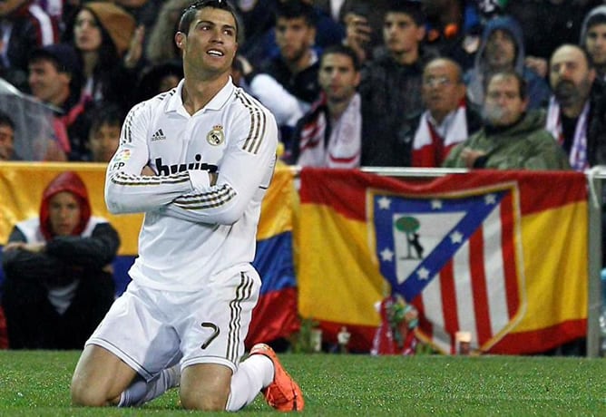 El delantero portugués del Real Madrid Cristiano Ronaldo durante el partido correspondiente a la trigésimo tercera jornada de Liga en Primera División en el que el equipo blanco ha ganado 1-4 en el Vicente Calderón