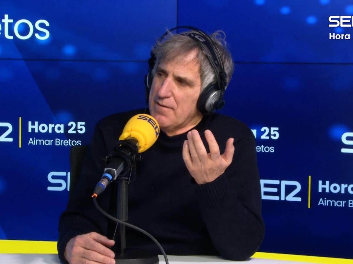 Mikel Erentxun reflexiona sobre sus 40 años de carrera: "Ya no sé salir al escenario sin sombrero ni copa de vino"