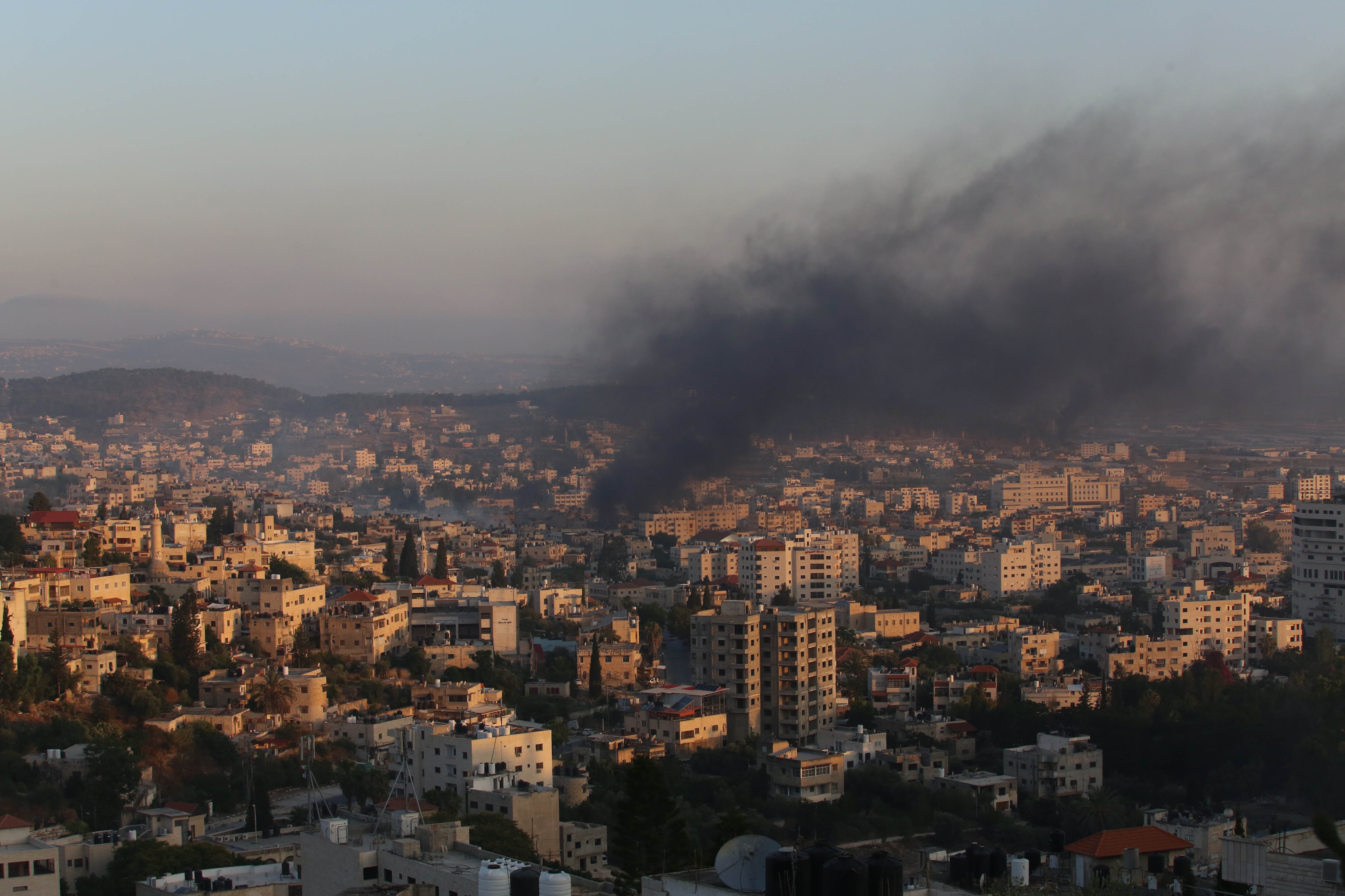 Humo procedente de los ataques aéreos de Israel sobre Yenín