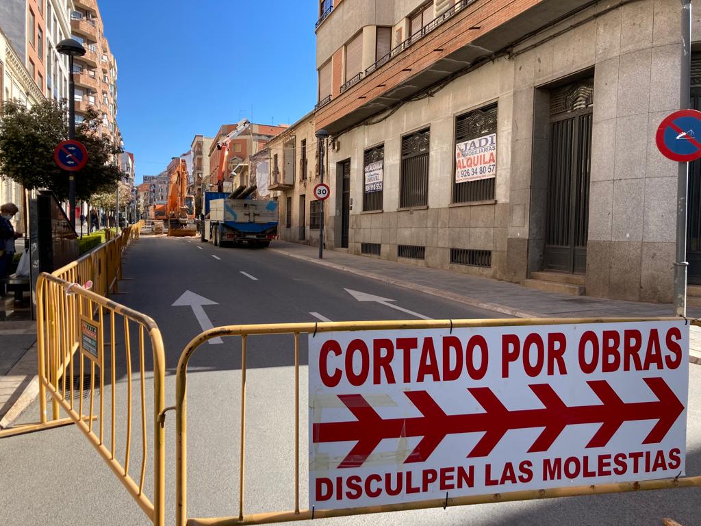 Imagen de las obras de demolición de varias viviendas en la Calle Seis de Junio de Valdepeñas, con el objetivo de realizar una plaza pública en esta zona