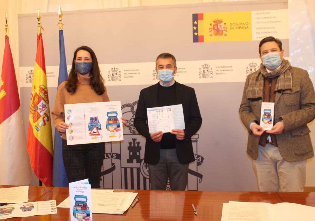 Cruz Hernando, jefa provincial de Tráfico, Miguel Juan Espinosa, subdelegado del Gobierno en Albacete, y José Javier Moricllo, presidente del Colegio Oficial de Farmacéuticos de Albacete. 