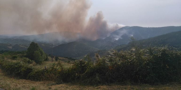 Incendio entre A Fonsagrada y Baleira