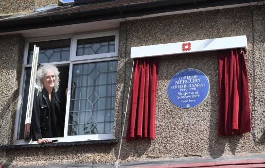 Brian May inauguró la semana pasada una placa conmemorativa en la casa de Freddie Mercury en Feltham (Inglaterra)