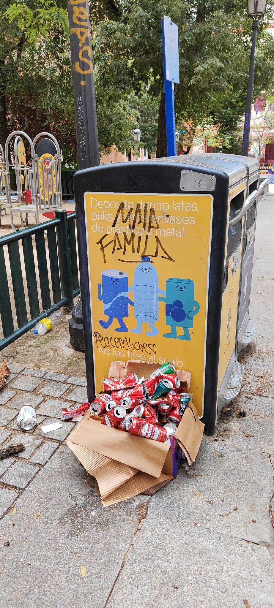 Latas de cerveza acumuladas en la Plaza del Dos de Mayo