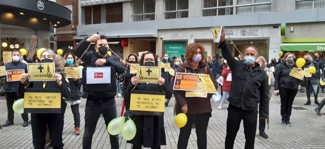 El sector de la peluquería y estética valenciano se han concentrado este lunes ante la sede del PSPV para reclamar la bajada del IVA del 10%