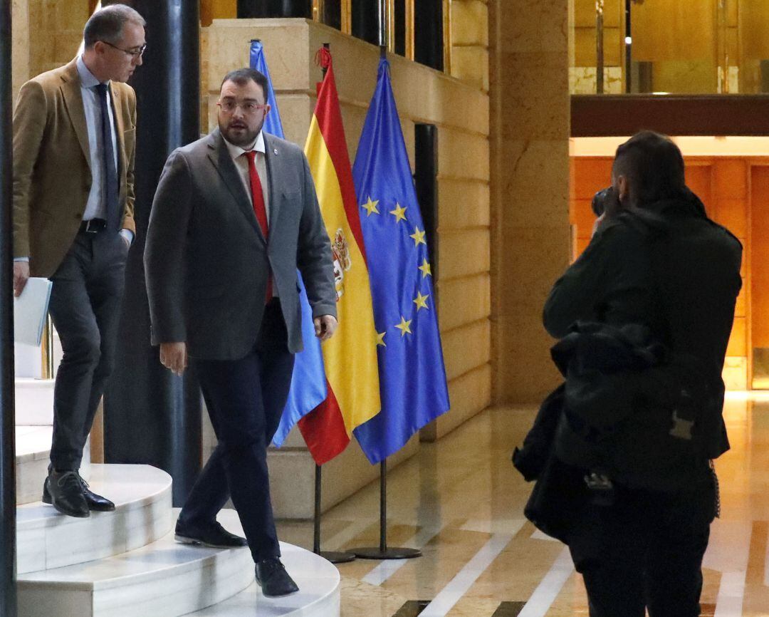 El presidente, Adrián Barbón junto al consejero de Salud, Pablo Fernández. 