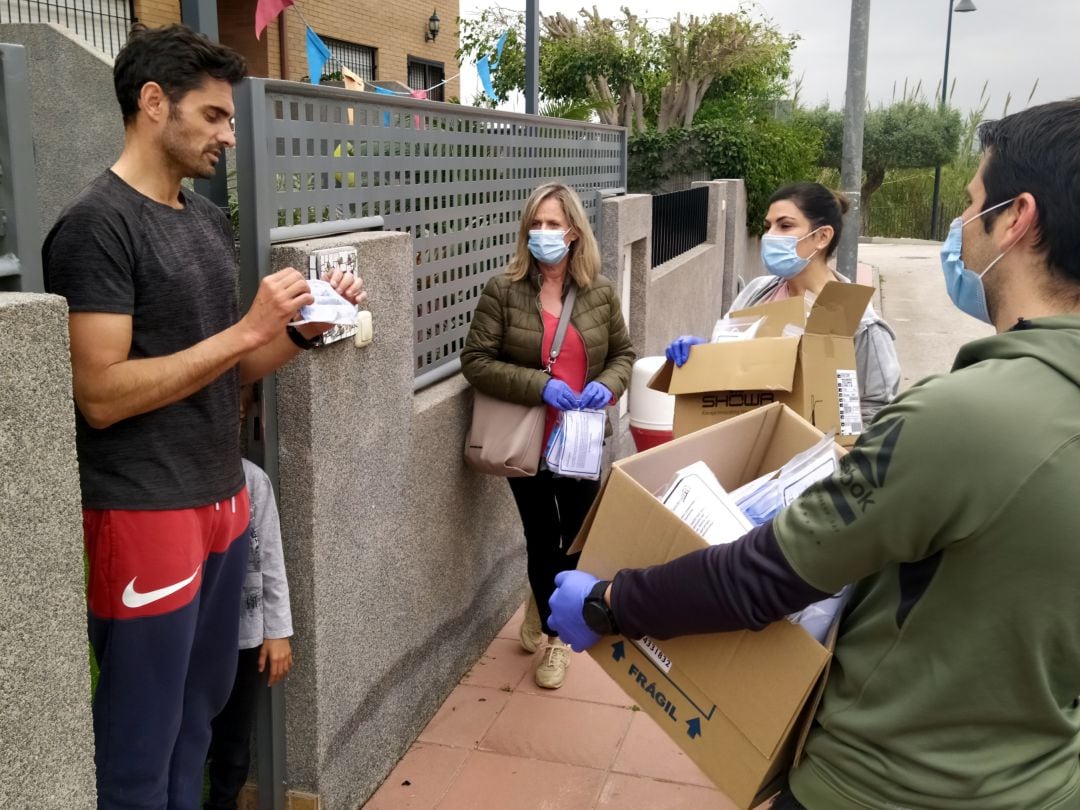 Reparto de mascarillas y huantes a los vecinos en Santomera