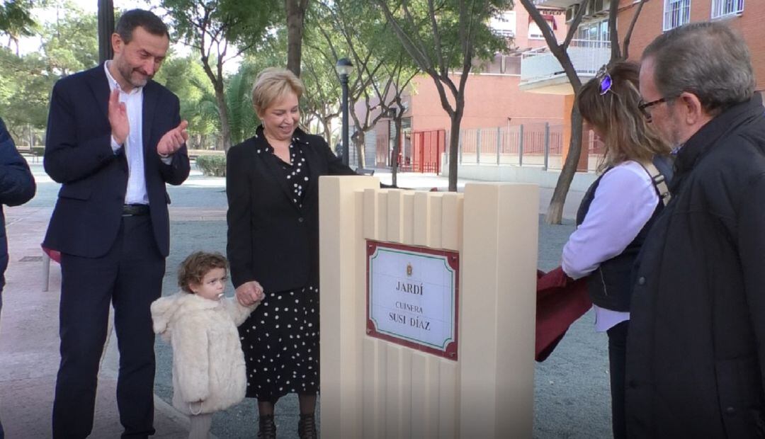 Susi Díaz descubre la placa que da nombre a su plaza