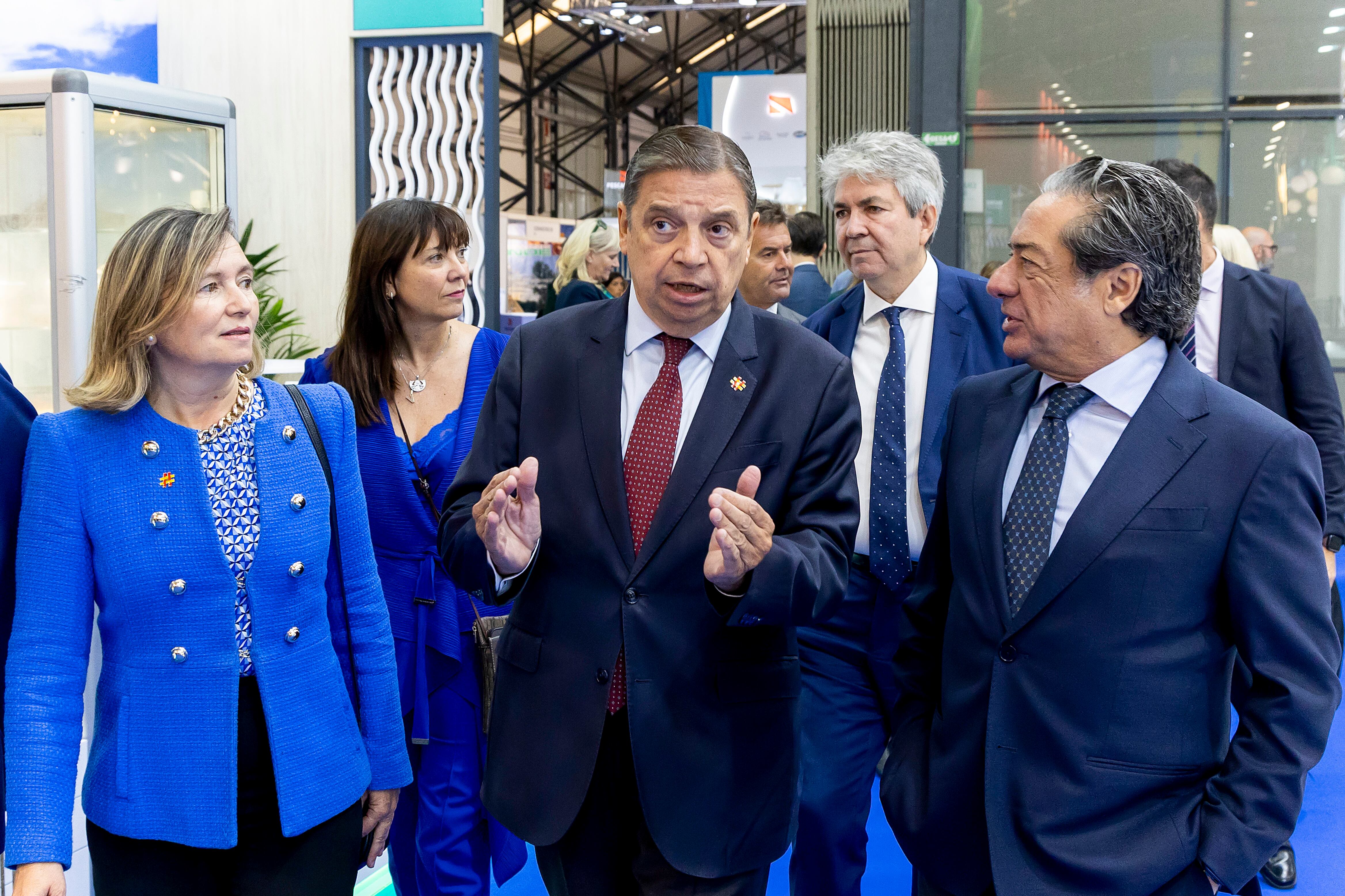 El ministro de Agricultura, Pesca y Alimentación, Luis Planas, acompañado del presidente de Conxemar, Eloy García (d), y la secretaria General de Pesca Isabel Artime
EFE/ Salvador Sas
