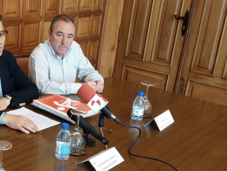 Rufino García una de las múltiples veces que representó al baloncesto palentino en el Ayuntamiento de Palencia