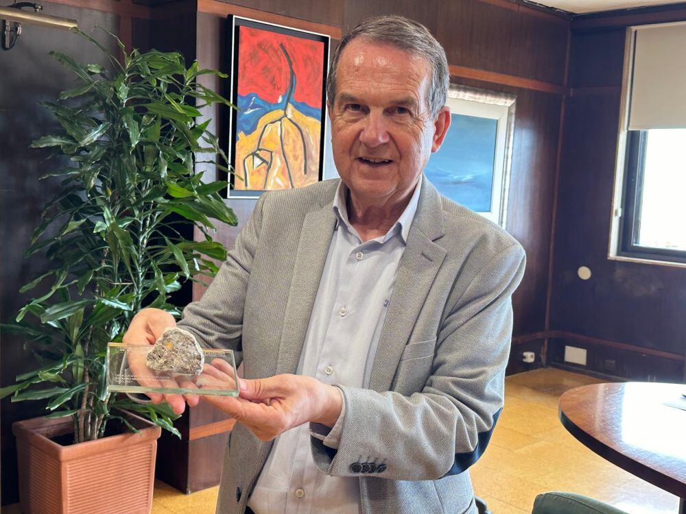 Abel Caballero con uno de los fragmentos de la antigua grada de Marcador del estadio de Balaídos