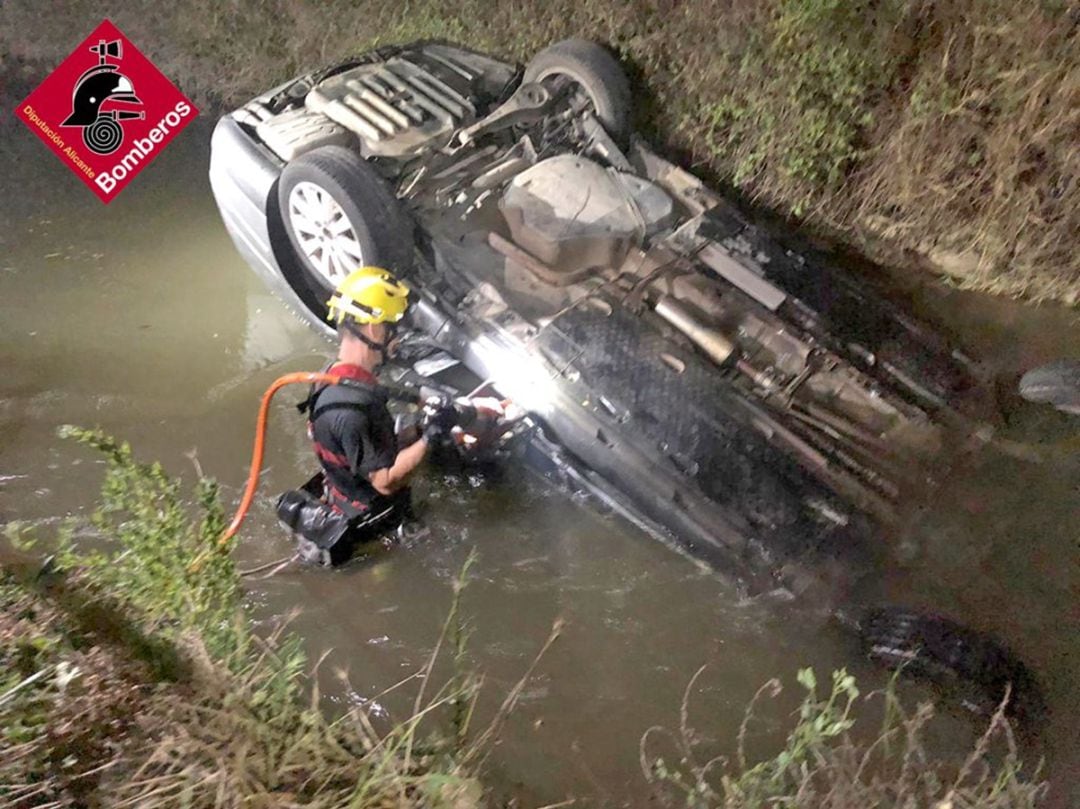 Vehículo caído en un canal de agua en Almoradí