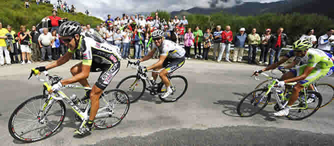 Algunos ciclistas durante la decimotercera etapa de la Vuelta