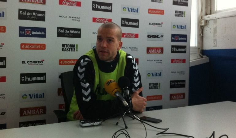 Víctor Laguardia en sala de prensa después de un entrenamiento con el Alavés