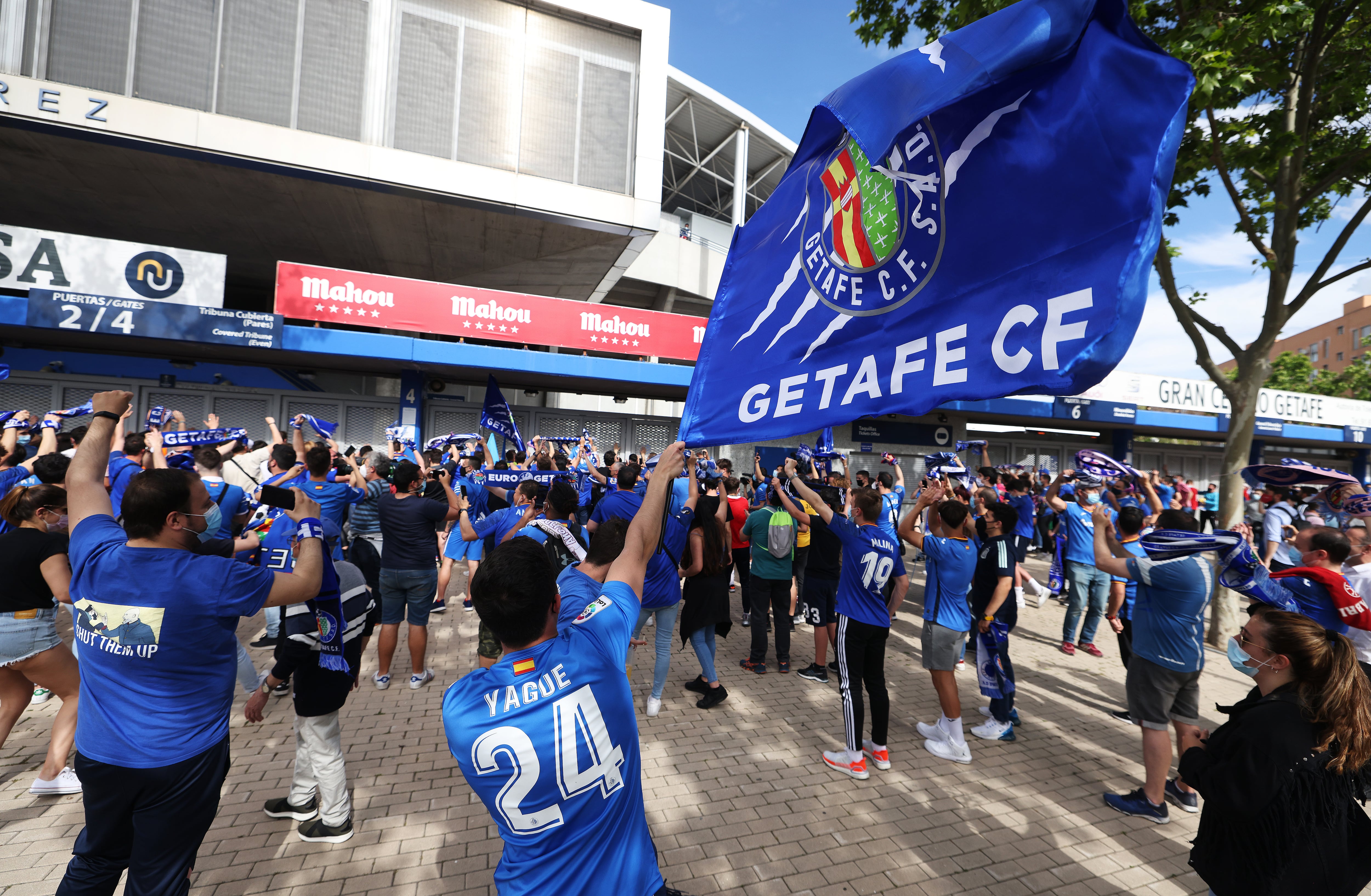 Varios aficionados del Getafe en los aledaños del Coliseum Alfonso Perez